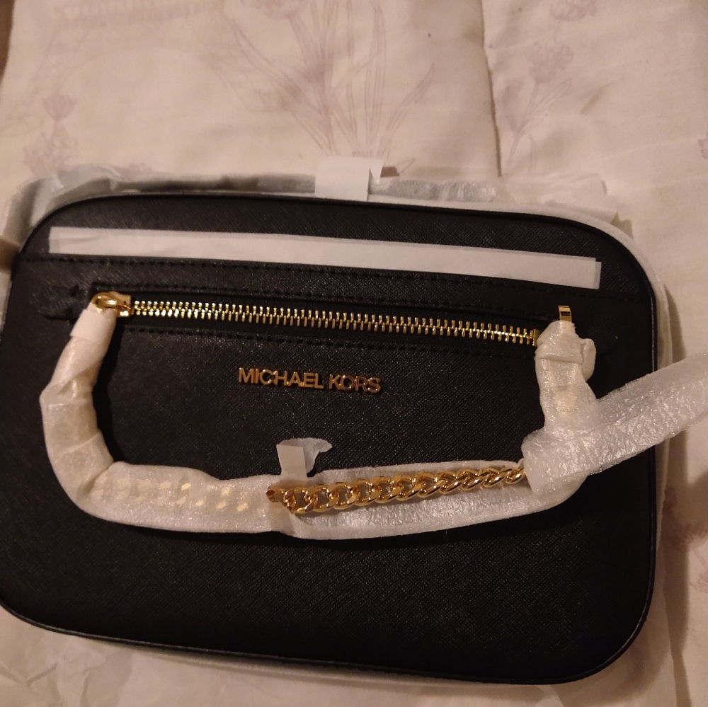 MICHAEL KORS LARGE EAST WEST ZIP CHAIN Brand new still with plastic.
